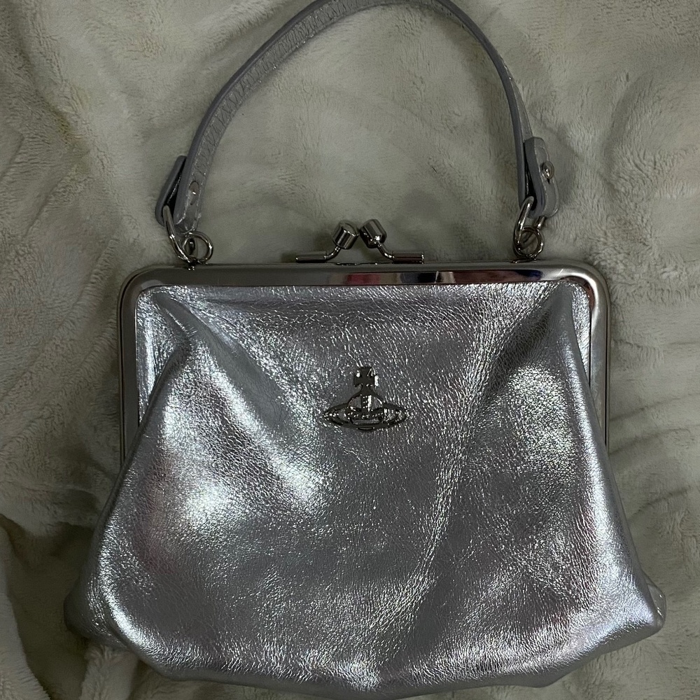 VIVIENNE WESTWOOD GRANNY FRAME PURSE SILVER
